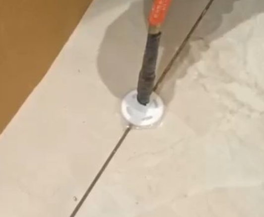 南康瓷砖空鼓维修公司专业解答瓷砖在铺贴过程中，如果没有涂抹均匀到位的粘结材料（如水泥砂浆或瓷砖胶），可能会导致以下问题