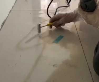 南康瓷砖开裂维修公司专业分享瓷砖在铺贴前如果没有沥干水分，将会导致以下问题